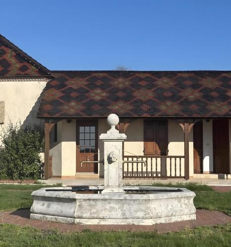 Exterior view, Chambre les Douves 1-Grange Arthuis in Lavau (Burgundy)