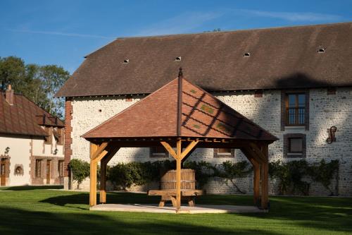 Exterior view, Chambre les Douves 1-Grange Arthuis in Lavau (Burgundy)