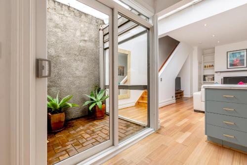 Skylight Terrace - Timeless Stay near Parks and Cafés - image 4