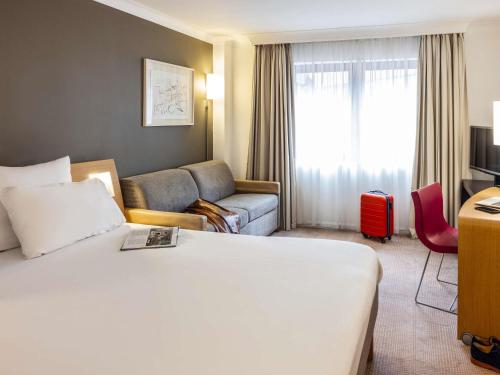 1 queen bed, 1 sofa bed