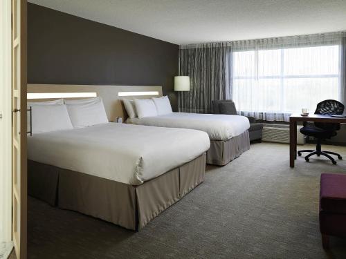 2 queen beds