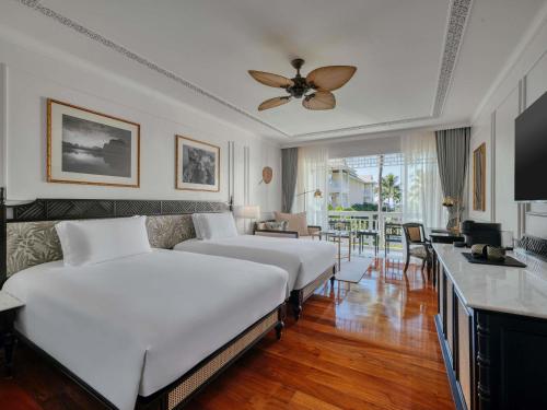 1 king bed, 1 twin bed