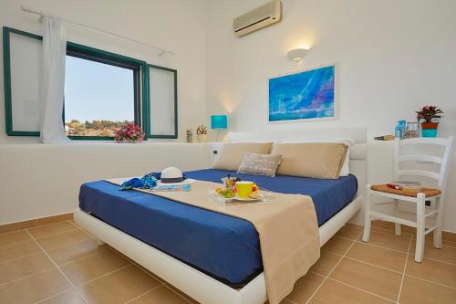 1 queen bed, 1 sofa bed
