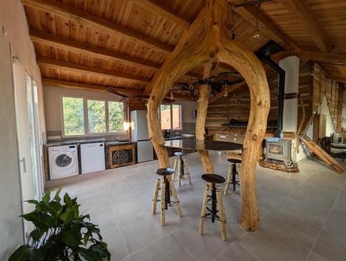 Maison atypique style chalet avec piscine intérieure