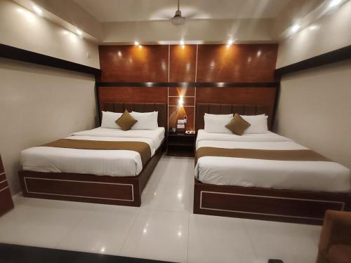 2 twin beds