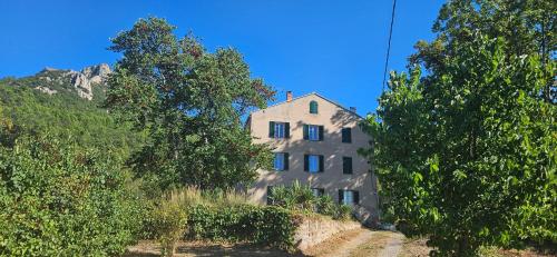 Domaine la Boucharde - Appartement L'Aurélien - Entre vignes et forêt - Location saisonnière - Trets