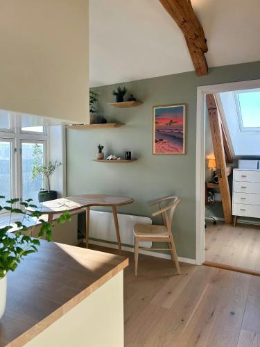 Loft flat with exposed beams and 4 m ceilings - image 2