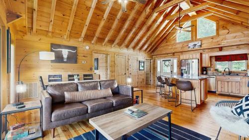 Lakefront Cabin & Cozy Lakeview Cottage in Mills River (NC)