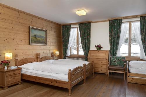 1 queen bed, 1 twin bed