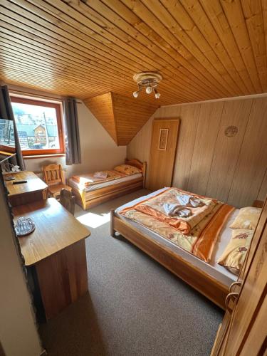 1 double bed, 1 twin bed