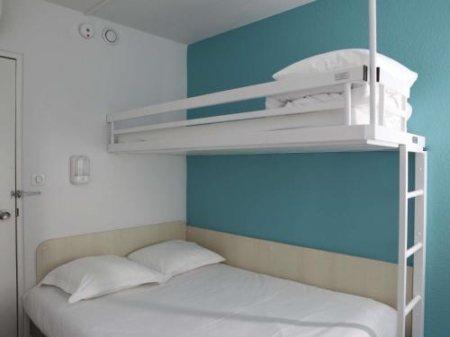 1 double bed, 1 twin bed