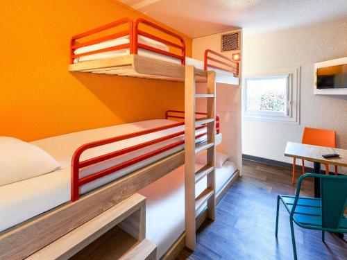 3 twin beds