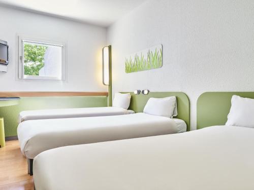 ibis budget Versailles Coignières Room Type - Triple Room with Three Single Beds