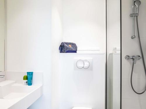ibis budget Paris Porte de Montreuil Room Type - Standard Room, 1 Queen Bed, City View