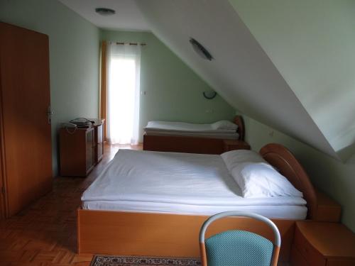 1 queen bed, 1 twin bed