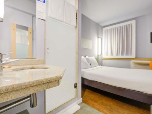 1 double bed, 1 twin bed