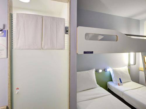 2 twin beds, 1 bunk bed