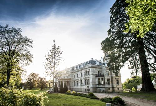 Schloss Kaarz mit Park