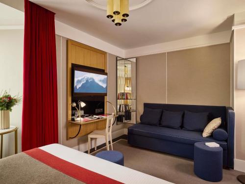 1 queen bed, 1 sofa bed