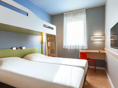 3 twin beds