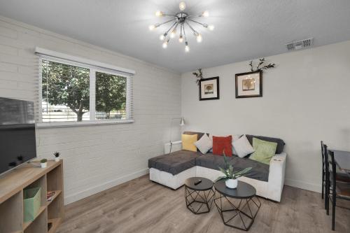 Spacious 2BR Condo, Steps to Downtown Gilbert, King Bed & Laundry