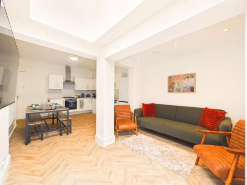 NEW Modern Fairview Home by Signature Stays - Sleeps 8 - Parking - image 4