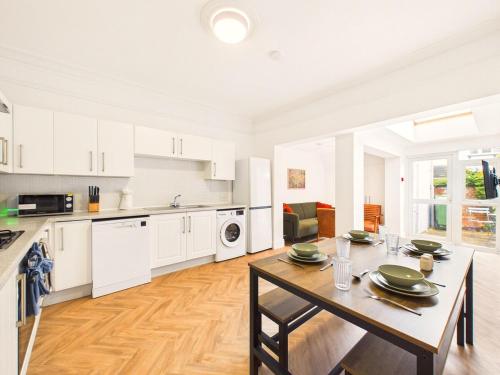 NEW Modern Fairview Home by Signature Stays - Sleeps 8 - Parking - image 2