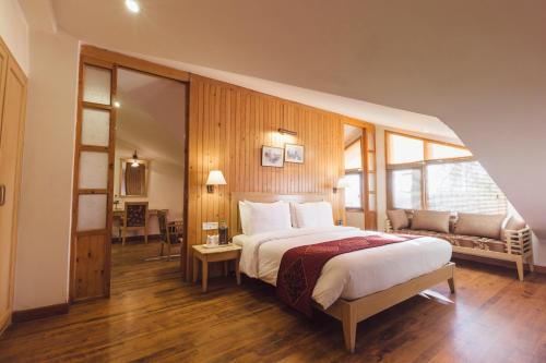 Hotel Willow Banks - Boutique 4 star Hotel on the Mall Road Shimla