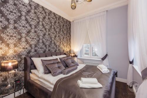 1 queen bed, 1 sofa bed