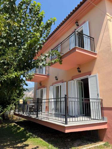 beranda/teres, Villa im venezianischen Stil in Kanalaki