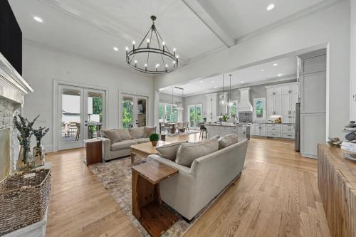 Luxury 6BR estate with private pool gameroom in Brookhaven