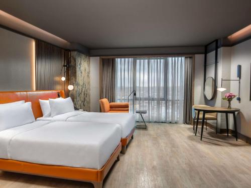 2 twin beds, 1 sofa bed