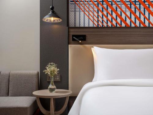 Mercure Bangkok Surawong Room Type - Superior King Room with Balcony