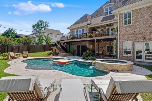 Luxury 6BR estate with private pool gameroom in Brookhaven