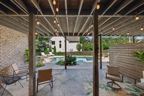 Luxury 6BR estate with private pool gameroom in Brookhaven