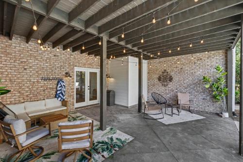Luxury 6BR estate with private pool gameroom in Brookhaven