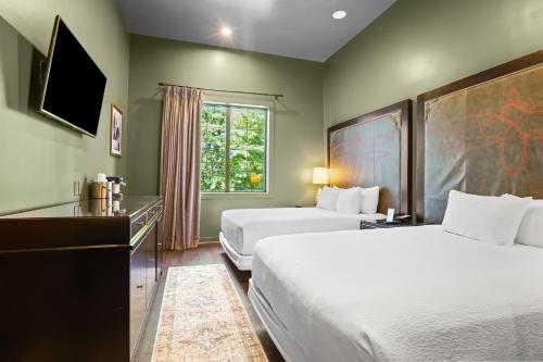 2 queen beds