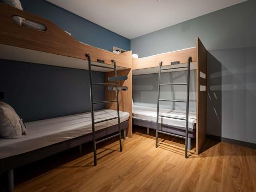 2 bunk beds