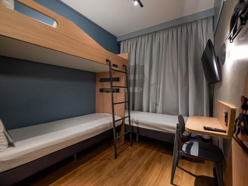 1 twin bed, 1 bunk bed