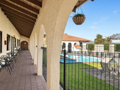 المنظر الخارجي, Captains Quarters Motor Inn in كامبريدج