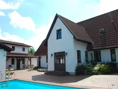Großes Landhaus mit Swimmingpool in Dargun in Barlin, Deutschland