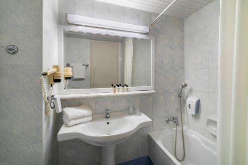 SOL by Meliá Marina Beach Crete Room Type - Maxi Room with Garden or Pool View