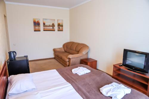 1 queen bed, 1 sofa bed
