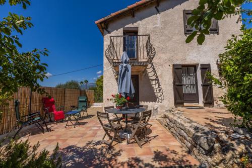LB Vacation Rentals I Charming Little Bucolic House 5-Min From City