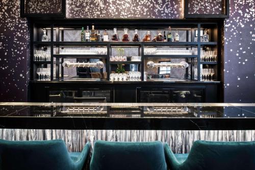 LondonHouse Chicago Curio Collection by Hilton - image 4