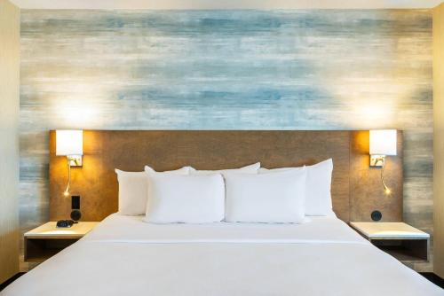 Quality Inn & Suites Levis Room Type - King Room with Whirlpool