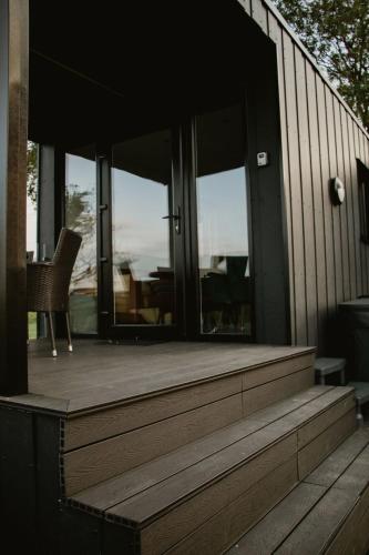 Luxury Glamping Cabin sleeping 4 People with Private Hot Tub and BBQ with views across the North Coast Ballycastle Pod 2 gîte à louer Murlough Bay