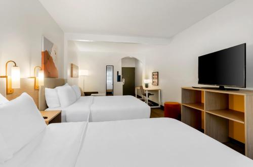 2 queen beds, 1 sofa bed