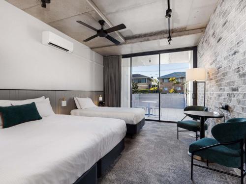 1 king bed, 1 twin bed
