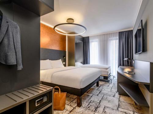 1 double bed, 1 twin bed